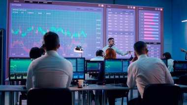 Patron ofisteki borsa simsarlarıyla konuşuyor.