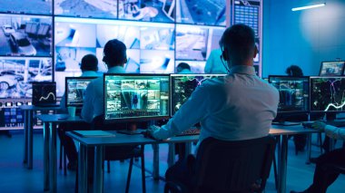 Bilgisayarlardaki erkek casus görüntüsü ve haritası