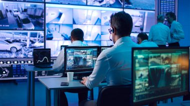 Gözetleme ekibi konuşan patronların yanında çalışıyor.