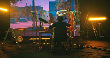 Anonim engelli adam film müziği yapıyor