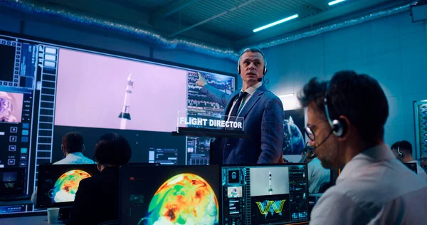 Patron roket fırlatılırken komutlar veriyor