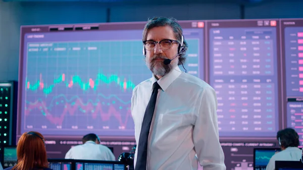 Ofiste kendinden emin, olgun bir erkek simsar var.