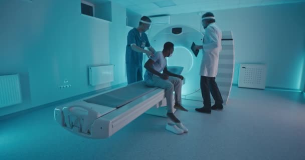 Различные врачи и пациенты во время компьютерной томографии — стоковое видео