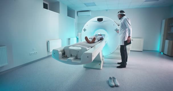 Médecins finissant CT scan de l'homme noir — Video