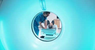 Tomografi sırasında olgun doktor ve kıdemli hasta