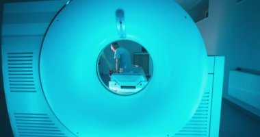 Tomografi tarama işlemine başlayan kıdemli hasta