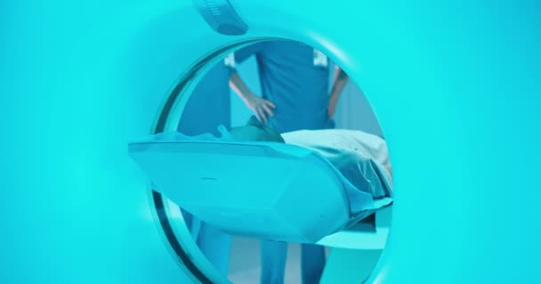 Einde CT-scan van oudere patiënten in de kliniek — Stockvideo