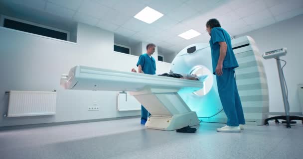 Médicos maduros terminando la tomografía computarizada del hombre mayor — Vídeos de Stock