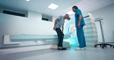Doktor hastayı tomografiye davet ediyor