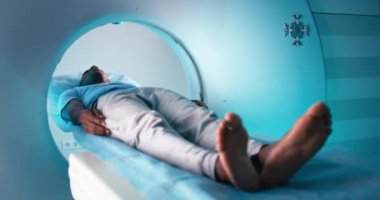 CT görüntüleme işlemi sırasında siyah adam