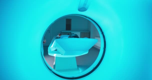 Афроамериканский пациент заканчивает компьютерную томографию рядом с доктором — стоковое видео