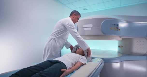 Dokter paruh baya memulai prosedur MRI untuk anak — Stok Video