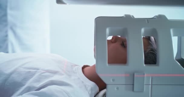 Niño al final del procedimiento de resonancia magnética cerebral — Vídeo de stock