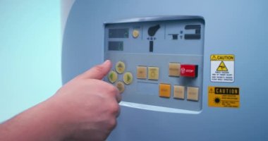 Kırpıcı adam MRI makinesini kontrol ediyor