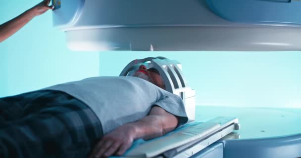 作物黑人医生从MRI机释放老年男子 — 图库视频影像