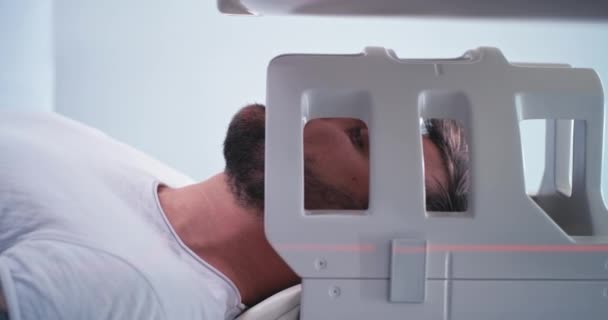 Man met baard wachtend op dokter om MRI spoel te verwijderen — Stockvideo