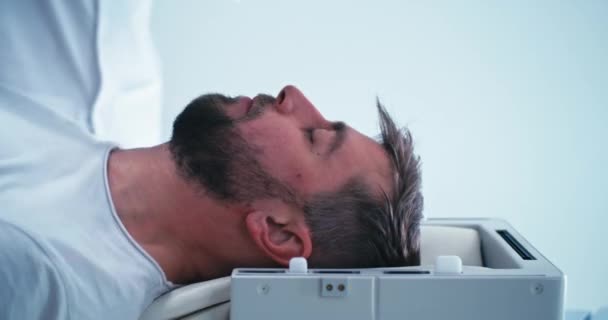 Uomo barbuto all'inizio della procedura di risonanza magnetica cerebrale — Video Stock