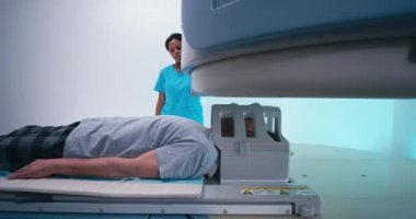 Afrikalı Amerikalı bir doktorla beyin MR 'ının sonunda yaşlı bir hasta.