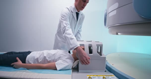 Chlapec během MRI procedury se zralým lékařem — Stock video