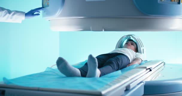 Garçon pendant l'IRM cérébrale scanner à l'hôpital — Video