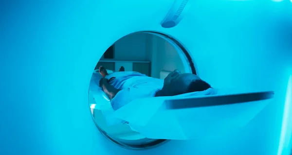 Чёрный пациент входит в современную компьютерную томографию — стоковое фото