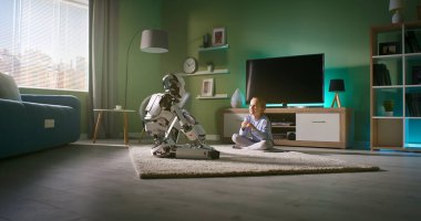 Evde robot bir arkadaşla konuşan kız.