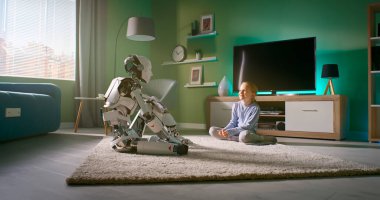 Evde robot arkadaşınla konuşan kız.