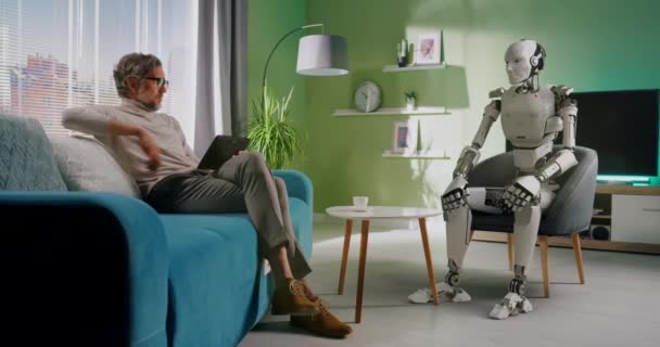 Hombre maduro controlando robot en casa — Vídeos de Stock