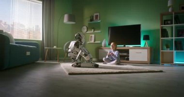 Evde robot bir arkadaşla konuşan kız.
