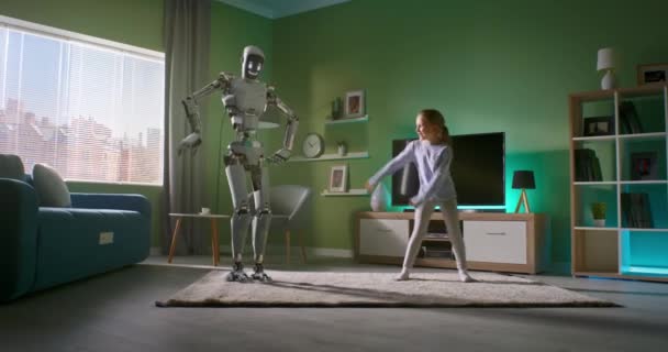 Chica bailando con un amigo androide en casa — Vídeo de stock