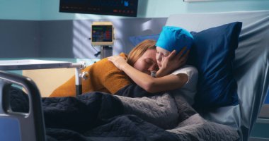 Annesinin oğlunu hastane koğuşunda kucaklaması.