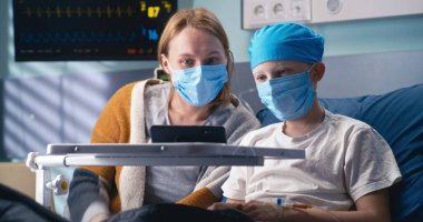 Anne ve oğlu onkoloji kliniğinden video görüşmesi yapıyor.