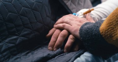 Ekin karısı kocasını hastanede destekliyor.