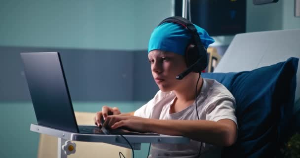 Pequeno jogador ganhando videogame na enfermaria do hospital — Vídeo de Stock