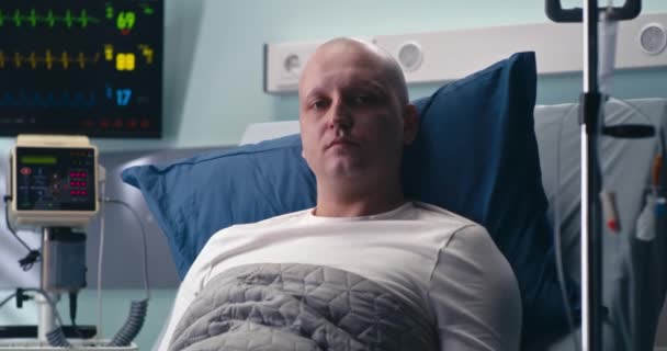 Paciente com câncer na cama do hospital — Vídeo de Stock