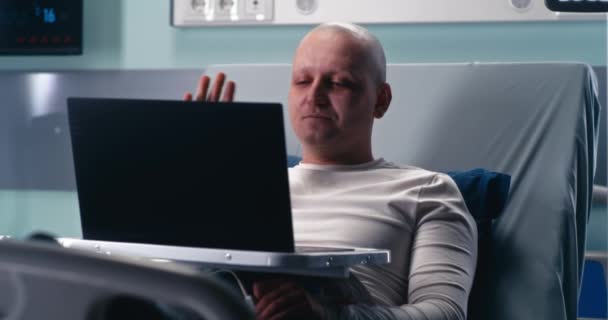 Рак пацієнт робить відеодзвінок на ноутбук — стокове відео