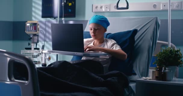Kleine patiënt met laptop op ziekenhuisafdeling — Stockvideo