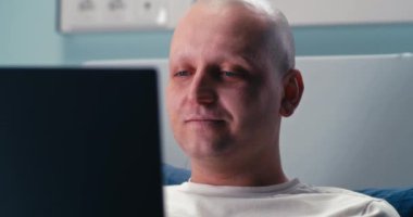 Erkek hasta klinikte akrabalarıyla konuşuyor.