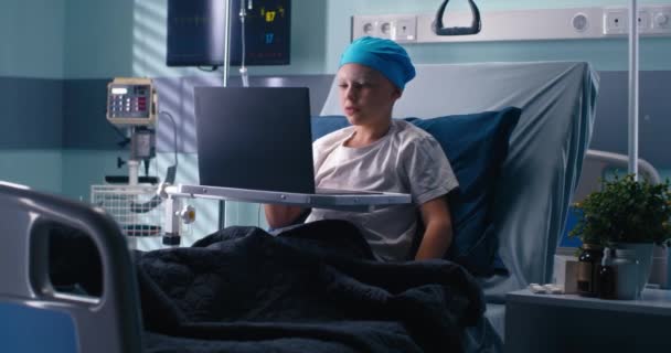 A fiú videóhívást kezdeményez a kórházi osztályon. — Stock videók