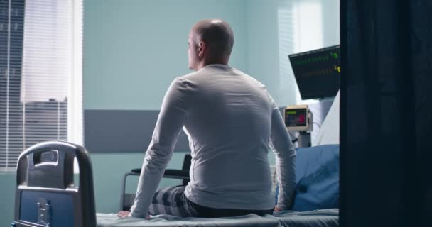 Депрессивный больной раком в палате — стоковое видео