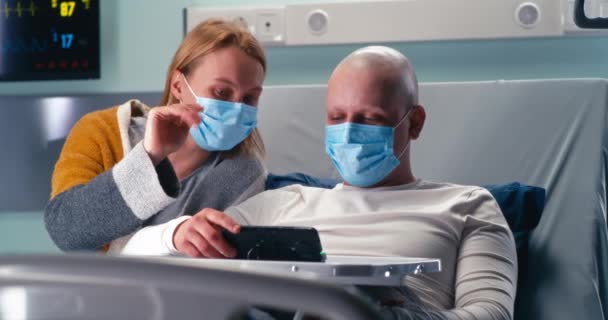 Hombre y mujer haciendo videollamada a casa desde el hospital — Vídeos de Stock