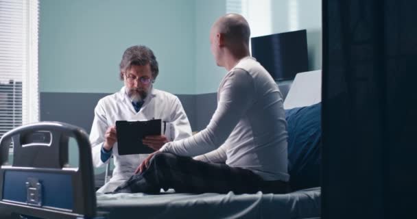 医者が癌患者にベッドニュースを伝える — ストック動画