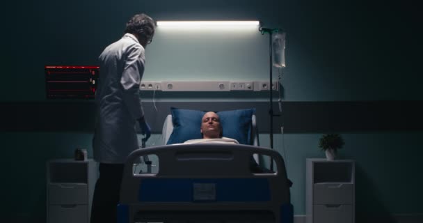 Médico cobrindo paciente morto com cobertor — Vídeo de Stock