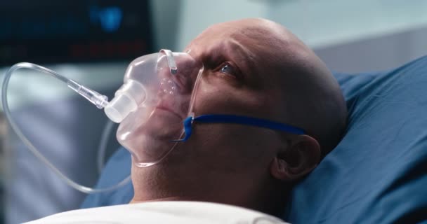 Szomorú rákos beteg oxigént lélegez be a kórházban — Stock videók