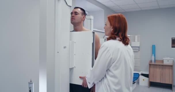 Patient und Arzt beim Röntgen der Brust in der Klinik — Stockvideo