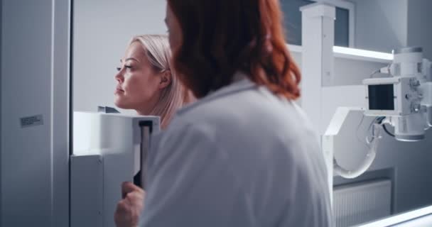 Le donne durante la radiografia del torace in clinica — Video Stock