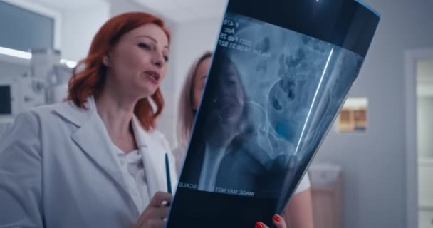 Volwassen arts toont veelbelovende röntgenresultaten voor de patiënt — Stockvideo