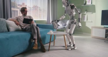 Robot sahibine kahve hazırlıyor.