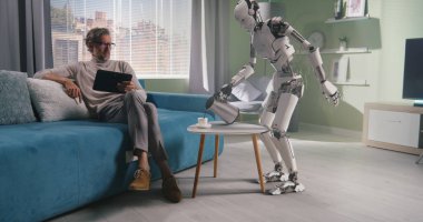 Robot sahibine kahve hazırlıyor.