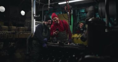 Gemi makine dairesinde akıllı telefon kullanan balıkçılar